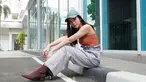 Penampilan casual Lyodra Ginting di berbagai kesempatan berhasil curi perhatian netizen. Menggunakan celana motif senada dengan topi serta tanktop, gaya Lyodra ini terlihat memesona. (Liputan6.com/IG/@lyodraofficial)