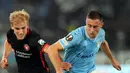 Pemain FC Midtjylland Gustav Isaksen (kiri) berebut bola dengan pemain Lazio Adam Marusic pada pertandingan sepak bola Grup F Liga Europa di Stadion Olimpiade Roma, Italia, 27 Oktober 2022. Lazio menang 2-1 atas FC Midtjylland. (AP Photo/Alessandra Tarantino)