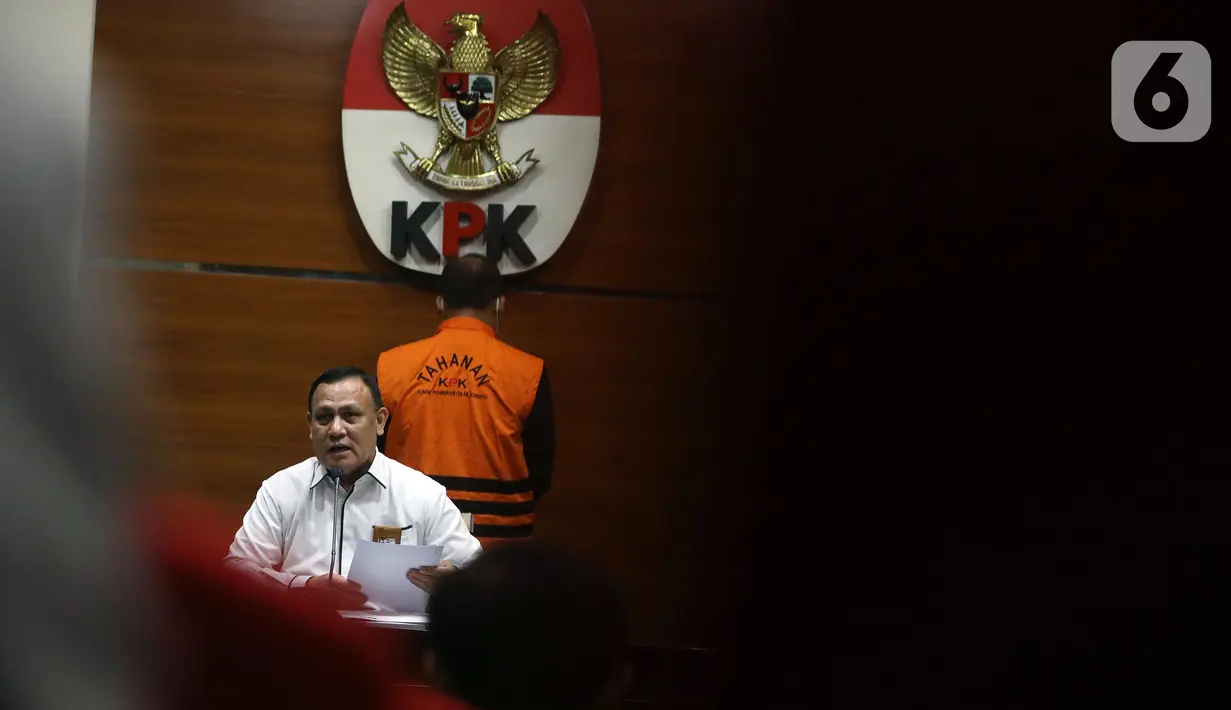 Ketua Komisi Pemberantasan Korupsi (KPK) Firli Bahuri menyampaikan keterangan pers terkait penahanan tersangka Edy Wibowo yang merupakan Hakim Yustisial/Panitera Pengganti Mahkamah Agung (MA) di Gedung KPK, Rasuna Said, Jakarta, Senin (19/12/2022). KPK kembali menetapkan tersangka baru Edy Wibowo dalam kasus suap pengurusan perkara di MA menyusul 13 orang tersangka termasuk dua hakim agung Sudrajad Dimyati dan Gazalba Saleh. (Liputan6.com/Johan Tallo)