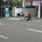 Tim Jibom Satbrimob Polda Sulsel tampak mengevakuasi paketan misterius di depan posko pemenangan Jokowi-Ma'ruf di Jalan Haji Bau Makassar (Liputan6.com/ Eka Hakim)