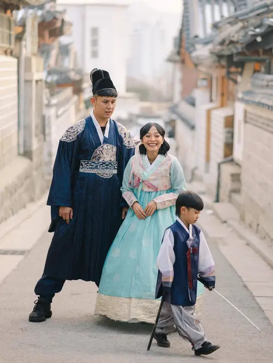 Berpose di Bukchon Hanok Village, Seoul, Rinni beserta suami dan putranya tampil kompak mengenakan busana tradisional Korea, Hanbok. @rinni_w.