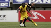 Striker Bhayangkara FC, Herman Dzumafo, berebut bola dengan pemain PSIS Semarang pada laga Shopee Liga 1 di Stadion Patriot Chandrabhaga, Bekasi, Selasa (20/8). Bhayangkara bermain imbang 0-0 dengan PSIS. (Bola.com/Yoppy Renato)