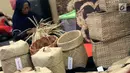 Kerajinan ayaman berlatar pengrajin terlihat di salah satu stand KriyaNusa 2018 di Jakarta Convention Center, Jakarta, Sabtu (29/9). Kali ini, KriyaNusa mengangkat tema Tingkatkan Sinergitas dan Kreativitas Wirausaha. (Liputan6.com/Helmi Fithriansyah)