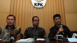 Wakil Ketua KPK Laode Muhammad Syarif (kanan) memberikan keterangan pers mengenai Sinergi Direktorat Jenderal Bea dan Cukai dan KPK di Gedung KPK, Jakarta, (29/1). (Liputan6.com/Helmi Afandi)