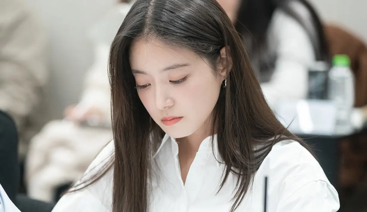 Lee Se Young menjadi pemeran utama wanita bernama Choi Hong. Dia berasal dari Korea Selatan yang sedang menempuh pendidikan di Jepang di usia 22 tahun. Pada sesi pembacaan naskah, Lee Se Young tampak sudah menyatu dengan karakter Choi Hong yang menyimpan emosi yang kompleks dan dalam.