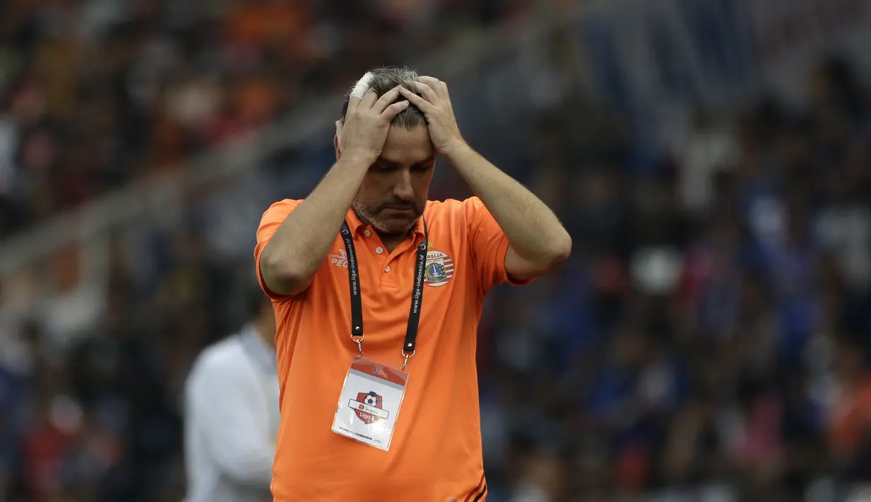 Pelatih Persija Jakarta, Julio Banuelos, tampak kecewa dengan hasil akhir melawan Arema FC pada laga Shopee Liga 1 di SUGBK, Jakarta, Sabtu (3/8). Persija bermain imbang 2-2 atas Arema. (Bola.com/Yoppy Renato)