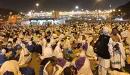 Usai melaksanakan wukuf, kawasan Muzdalifah dipadati jemaah haji yang melakukan mabit atau bermalam. (www.kemenag.go.id)