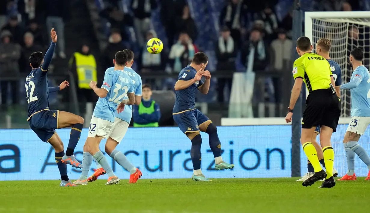 Pemain Fiorentina Nicolas Gonzalez (kiri) mencetak gol ke gawang Lazio pada pertandingan sepak bola Liga Italia di Olympic Stadium, Roma, Italia, 29 Januari 2023. Lazio ditahan imbang 1-1 oleh Fiorentina. (AP Photo/Alessandra Tarantino)