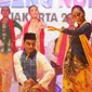 Pasangan finalis unjuk kebolehan saat ajang pemilihan Abang None Jakarta 2017 di Central Park, Jakarta, Jumat (15/07). Acara ini merupakan sebuah momen di mana para finalis menunjukkan bakat yang mereka miliki. (Liputan6.com/Herman Zakharia)