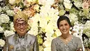 Saat resepsi pernikahan, Helmy Yahya dan istri pun mengenakan busana adat Palembang. Terlihat dari hiasan kepala yang dikenakan Helmy Yahya. [@judyprajitno]