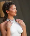 Zendaya berpose untuk fotografer saat tiba di pemutaran perdana film 'The Odyssey' pada hari Senin, 6 Juli 2026, di London. (Scott A Garfitt/Invision/AP)