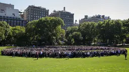 Ribuan orang berkumpul untuk membentuk simbol perdamaian raksasa di New York Central Park , Selasa (6/10). Kegiatan yang diprakarsai janda Lennon, Yoko Ono itu menandai ulang tahun John Lennon ke-75. (REUTERS/Mike Segar)