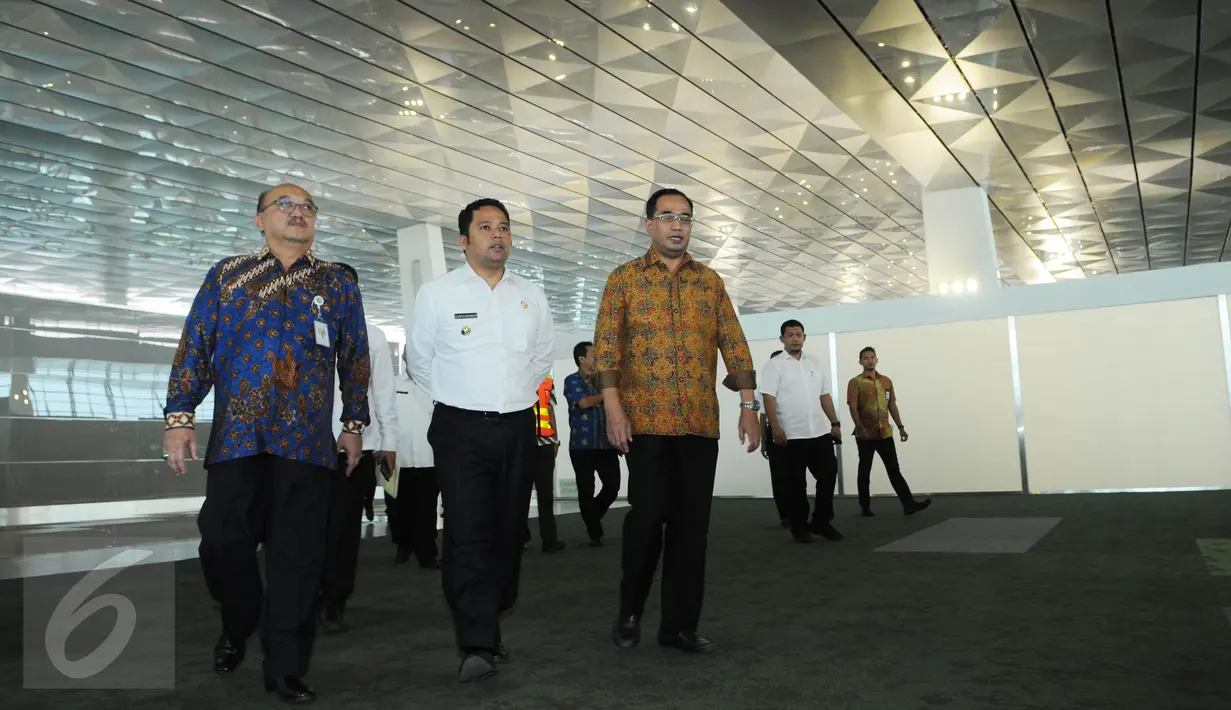 Presdir AP II, Budi Karya Sumadi dan Walikota Tangerang Arief R Wismansyah (tengah) berkeliling usai penandatanganan nota kesepahaman mengenai suplai air bersih dan siap minum di Bandara Soekarno-Hatta, Tangerang, Rabu (13/7). (Liputan6.com/Helmi Affandi)