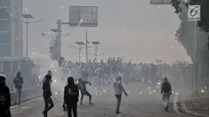 Massa terlibat bentrok dengan polisi di depan Gedung Badan Pemeriksa Keuangan (BPK), Gatot Subroto, Senin (30/9/2019). Buntut dari kerusuhan itu, aparat kepolisian melepaskan tembakan gas air mata guna membalas serangan petasan yang dilemparkan para pengunjuk rasa. (merdeka.com/Iqbal Nugroho)