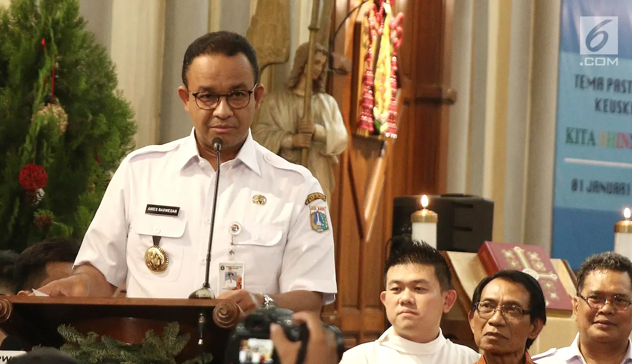 Gubernur DKI Jakarta Anies Baswedan memberikan sambutan menjelang misa malam Natal di Gereja Katedral, Jakarta, Senin (24/12). Anies menyampaikan terima kasih kepada seluruh jamaah dalam menjaga meneduhkan kedamaian. (Liputan6.com/Herman Zakharia)