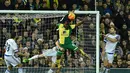 Kiper Chelsea, Thibaut Courtois, mengamankan gawangnya dari serangan pemain Norwich City dalam laga Liga Inggris di Stadion Carrow Road, Norwich, Rabu (2/3/2016) dini hari WIB. (AFP/Ben Stansall)