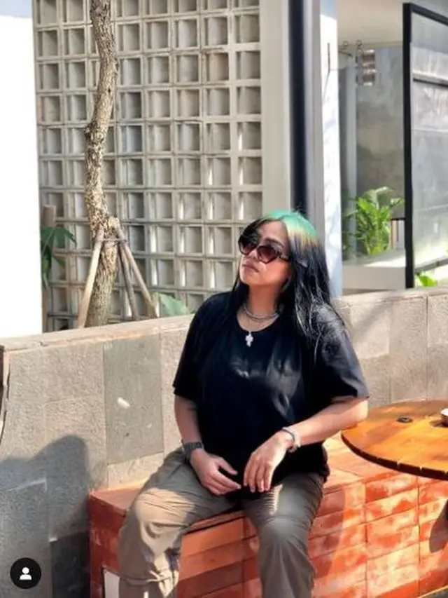 6 Potret Dinda Metalyana, Cewek Viral yang Mirip Billie Eilish Versi Suka Mi Ayam