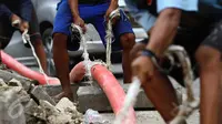 Sejumlah pekerja menarik kabel bawah tanah di Jakarta, Jumat (28/10). Mereka mengaku mendapat upah sebesar Rp.200.000 per hari. (Liputan6.com/Angga Yuniar)