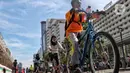 Warga bersepeda saat Car Free Day di Kawasan Bundaran HI, Jakarta, Minggu (4/9/2022). Pemerintah Provinsi DKI Jakarta akan memiliki jalur sepeda hingga 309,5 kilometer. (Liputan6.com/Angga Yuniar)