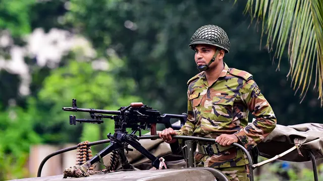 Tentara Bangladesh Bersiaga Terapkan Jam Malam