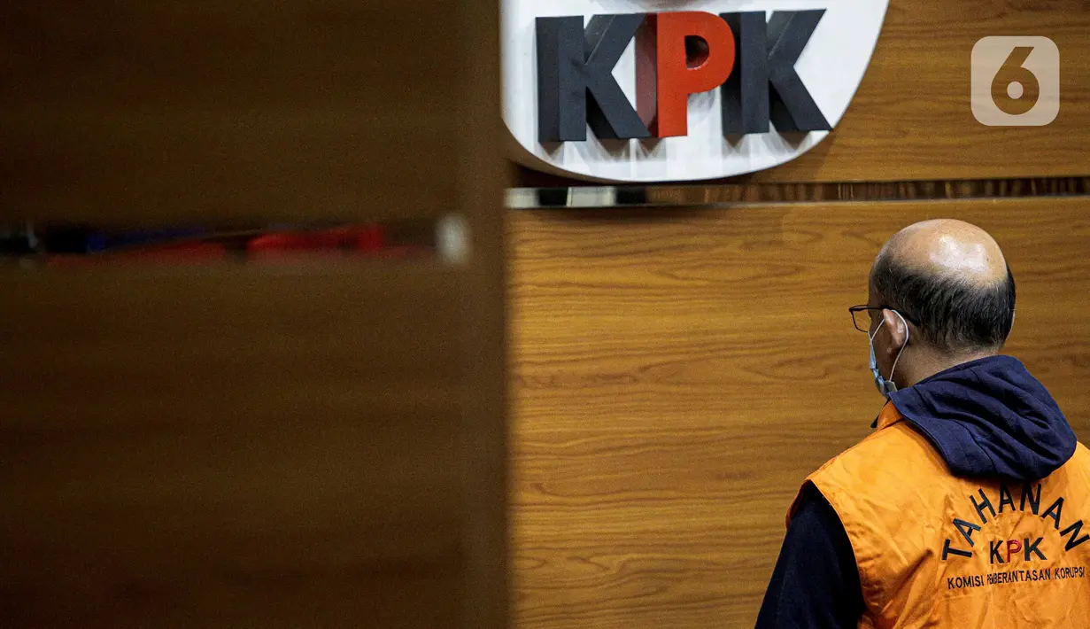 Kepala KPP Pratama Bantaeng Wawan Ridwan dihadirkan dalam penetapan tersangka di Gedung KPK, Jakarta, Kamis (11/11/2021). KPK menetapkan Wawan Ridwan sebagai tersangka dugaan korupsi perpajakan di Dirjen Pajak Kemenkeu. (Liputan6.com/Faizal Fanani)