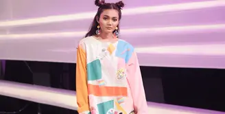 Rina Nose, telah kembali ke panggung menjalani profesinya sebagai pembawa acara. Tak ingin mengecewakan, Rina pun kerap berpenampilan maksimal. Bahkan, ia selalu menghadirkan warna yang ceria dan unik. (Instagram/rinanose16)