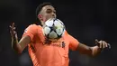 Gelandang Liverpool, Trent Alexander-Arnold mengendalikan bola saat bertandang ke markas FC Porto dalam leg pertama babak 16 besar Liga Champions di Stadion Do Dragao, Kamis (15/2). Liverpool menundukkan Porto dengan skor 5-0. (MIGUEL RIOPA / AFP)