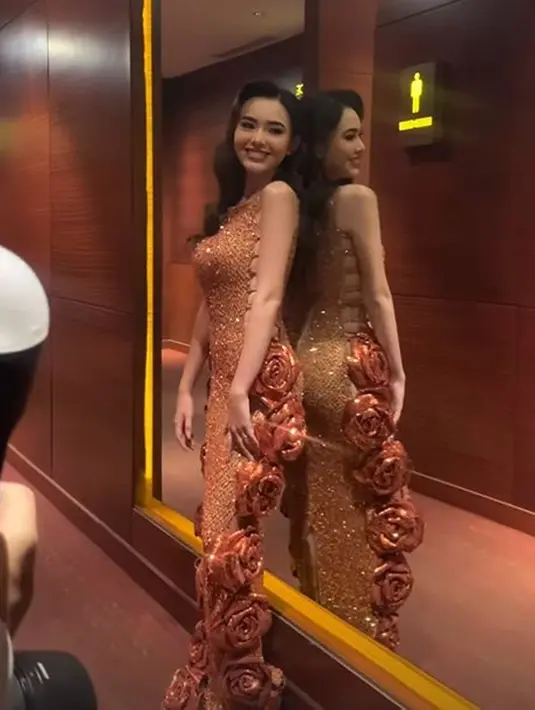 Dalam gala premiere film terbarunya, Amanda Manopo tampil stunning dengan dress bernuansa coral. Gaun dengan bunga-bunga besar yang menghiasi bagian samping kanan dan kiri dari pinggul hingga kakinya itu membuat penampilannya makin elegan. (Liputan6.com/IG/@bennusorumba)