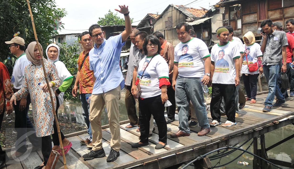 Balon Gubernur DKI Jakarta Sandiaga Uno saat mengunjungi ke kawasan Tambora, Jakarta, (10/4). Hal tersebut dikarenakan tingginya taraf hidup dan ketersediaan lapangan pekerjaan yang kurang memadai. (Liputan6.com/Gempur M Surya)