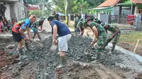 Prajurit TNI memperbaiki jalan yang sudah rusak di Tangerang. (Liputan6.com/Pramita Tristiawati)