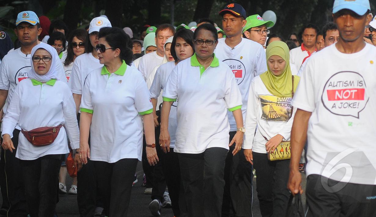 Istri Wakil Presiden Jusuf Kalla (kiri) berjalan bersama para peserta fun walk 2015, Jakarta, Minggu (29/3/2015). acara ini dalam rangka memperingati hari autisme sedunia yang jatuh tanggal 2 april setiap tahunnya. (Liputan6.com/Herman Zakharia)