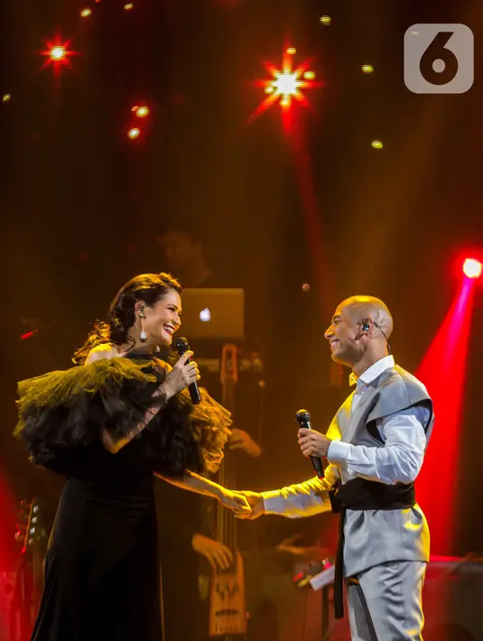Penampilan Marcell dan istrinya Rima Melati dalam konser "Marcell Tujuh Belas" di Balai Sarbini, Jakarta, Jumat (18/10/2019). Dalam penampilannya mereka membawakan lagu the very thought of you dan sepanjang jalan kenangan. (Liputan6.com/Faizal Fanani)