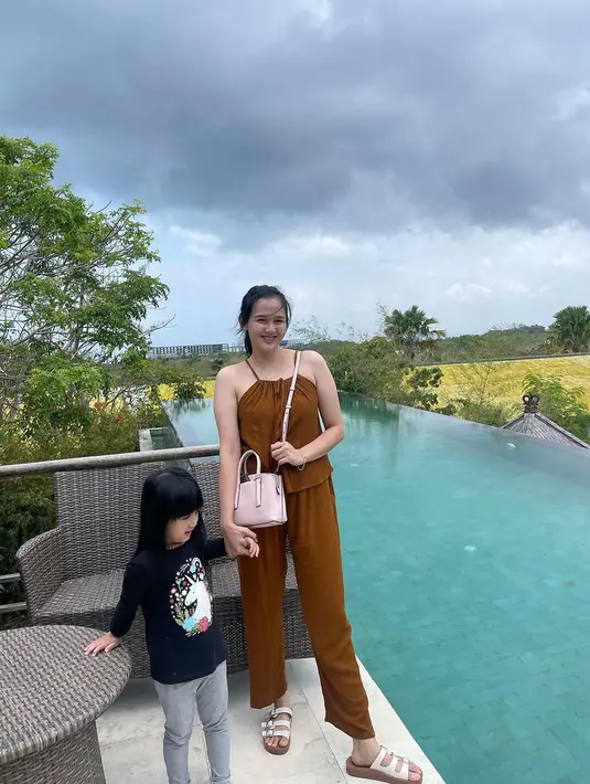 Meski telah memiliki tiga orang anak, paras Meiza kerap mencuri perhatian netizen. Menurut netizen, Meiza memiliki postur tubuh ideal, cantik dan berwajah imut. [Instagram/ma_coritha]