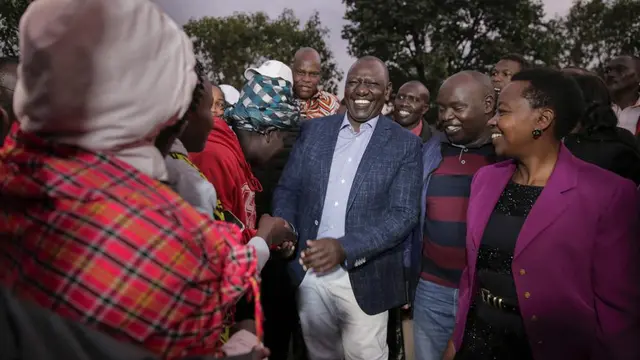 William Ruto, tengah, menyapa para pendukung setelah memberikan suaranya dalam pemilihan umum Kenya di Sugoi, 50 km (35 mil) barat laut Eldoret, Kenya, Selasa 9 Agustus 2022. (Foto AP/Brian Inganga, File)