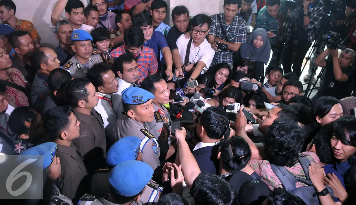 Kapolri terpilih  Komjen (Pol) Tito Karnavian memberikan keterangan pers usai mengikuti sidang paripurna dengan agenda pengesahan dirinya sebagai calon Kapolri di Kompleks Parlemen, Jakarta, Senin (27/6). (Liputan6.com/Johan Tallo)