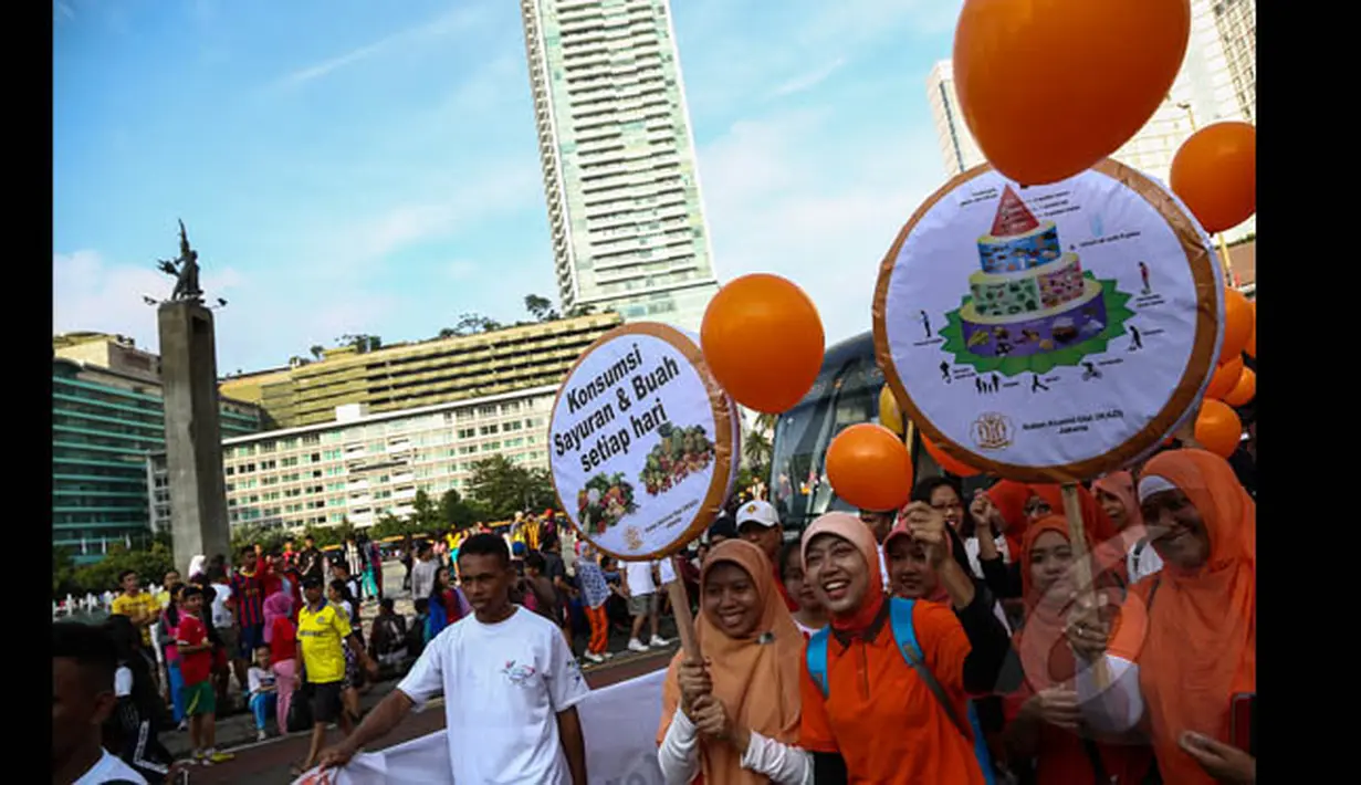 Ikatan alumni gizi (IKAZI) menggelar aksi kampanye konsumsi buah dan sayuran di kawasan Bundaran HI, Jakarta, Minggu (25/1/2015). (Liputan6.com/Faizal Fanani)