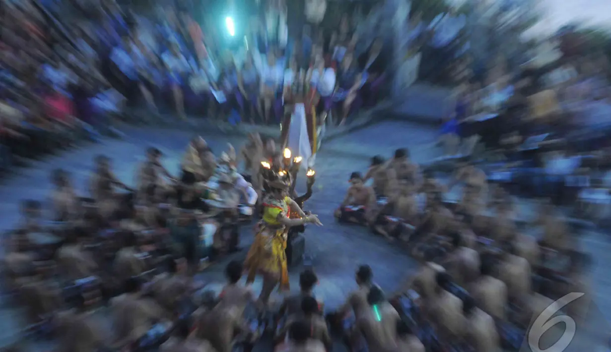 Konon dalam pagelaran Tari Kecak para penarinya dalam keadaan tidak sadar. Tarian ini adalah bentuk komunikasi dunia nyata dengan dunia gaib. Mereka menyampaikan harapan kepada arwah para leluhur, Bali (31/8/2014) (Liputan6.com/Herman Zakaria)