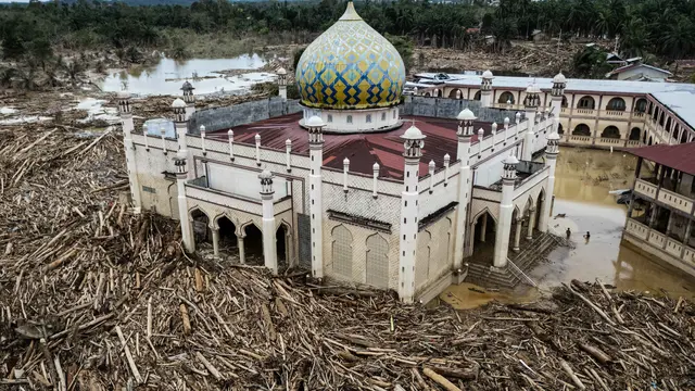 Potret Miris, Lumpur Sisa Banjir dan Kayu Gelondongan Kayu Masih Tutupi Pesantren Darul Mukhlisin di Aceh Tamiang