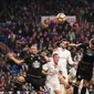 Sundulan Sergio Ramos di menit ke-90+3 membawa Real Madrid meraih kemenangan atas Deportivo La Coruna. (AFP/Pierre-Philippe Marcou)