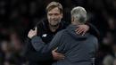 Pelatih Liverpool, Juergen Klopp, menyapa pelatih Arsenal, Arsene Wenger, usai laga Premier League di Stadion Emirates, London, Jumat (22/12/2017). Kedua klub bermain imbang 2-2. (AFP/Adrian Dennis)