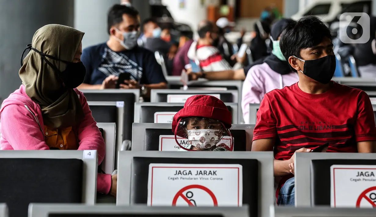 Calon penumpang  kereta menunggu untuk mengikuti rapid test antigen di Stasiun Gambir, Jakarta, Rabu (23/12/2020). Penumpang diharuskan untuk menunjukkan hasil rapid test antigen atau tes PCR yang negatif selambat-lambatnya 3 hari sebelum tanggal keberangkatan.  (Liputan6.com/Johan Tallo)
