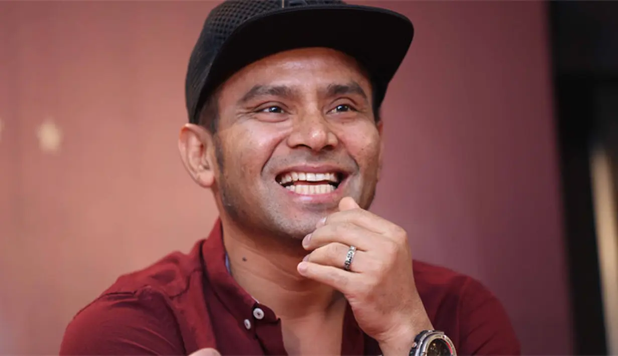 Bagi Judika, menjalani sebuah komitmen harus diperjuangkan dengan sungguh-sungguh. Hal itu yang diperjuangkan sejak pacaran, secara apa adanya hingga menikah. Menikah pada 31 Agustus 2013 di Gereja HKBP, Balige. (Nurwahyunan/Bintang.com)