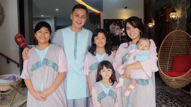 Keluarga Ussy Sulistiawati dan Andhika Pratama