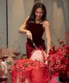 Mengusung tema serba merah, Valerie tampil memesona dalam balutan gaun bodycon berwarna merah dengan sentuhan bahan velvet yang mewah. [@valerieethomas].