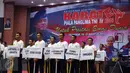 Sejumlah karateka mengikuti penutupan Kejurnas Karate Piala Panglima TNI ke-IV di GOR Mabes TNI, Jakarta, Minggu (21/8). Pada Kejurnas Karate yang diikuti oleh Peserta TNI ini tampil sebagai juara umum dari TNI AD. (Liputan6.com/Helmi Afandi)