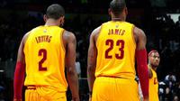 Kyrie Irving dan LeBron James (kanan), menjadi bintang saat Cleveland Cavaliers mengalahkan Atlanta Hawks sekaligus mencetak rekor lemparan tiga angka baru di NBA. (NBA.com)