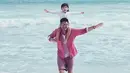 Ryan Delon terlihat menghabiskan waktunya bersama sang buah hati, Ryshaka Dharma Situmeang. Ayah dan anak ini terlihat begitu bahagia saat bermain di pantai. (Foto: instagram.com/tail_wagging)