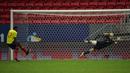 Emiliano Martinez menjadi pahlawan dengan memblok bola hasil tendangan tiga eksekutor penalti Kolombia yakni Davinson Sanchez, Yerry Mina, dan Edwin Cardona. (Foto: AFP/Nelson Almeida)