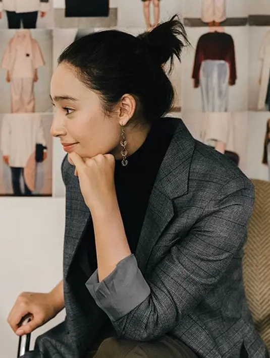 Untuk Dangle Earrings yang dipakai Tatjana kali ini cocok banget untuk dipakai ke kantor. Coba lihat, di sini Tatjana memadukannya dengan pemakaian blazer dan turtle neck berwarna hitam. Cocok banget kan?  (Instagram/tajanasaphira)