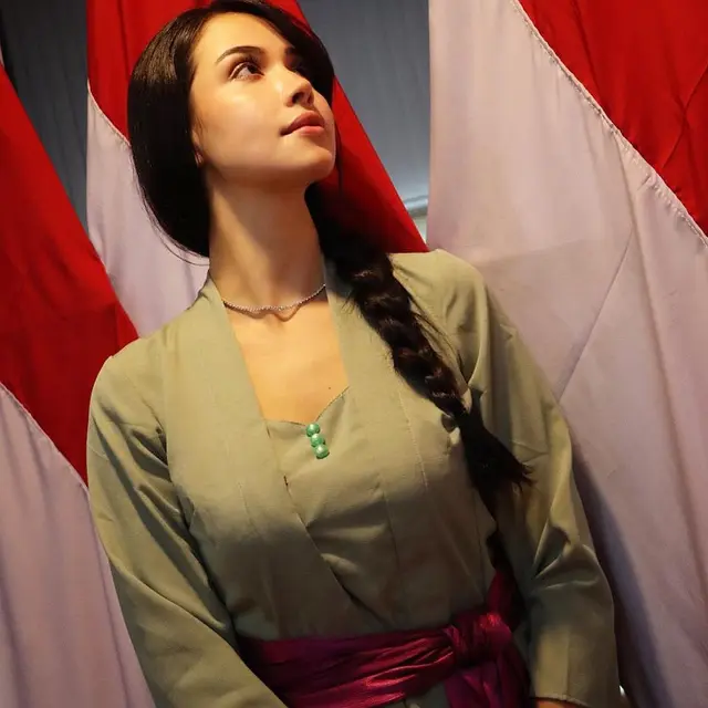 Potret Estelle Linden dalam Balutan Kebaya, Resmi Jadi Warga Negara Indonesia